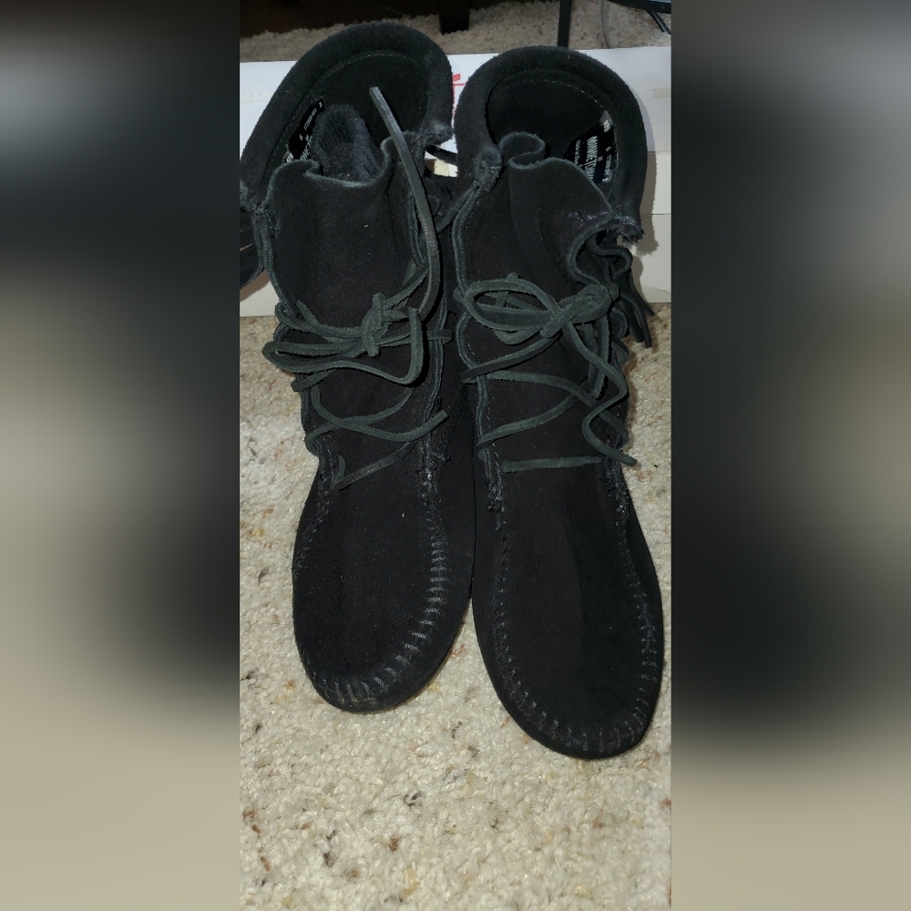 Minnetonka Black Fringe Boot size 6 - Picture 7 of 9